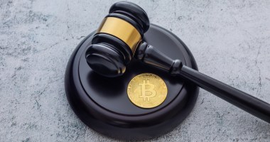 Imagem da matéria: EUA acusam réu de enviar US$ 10 milhões em bitcoin a país em lista de sanções 