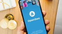 Celular com o logo da OpenSea e imagens NFT