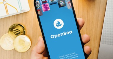 Celular com o logo da OpenSea e imagens NFT