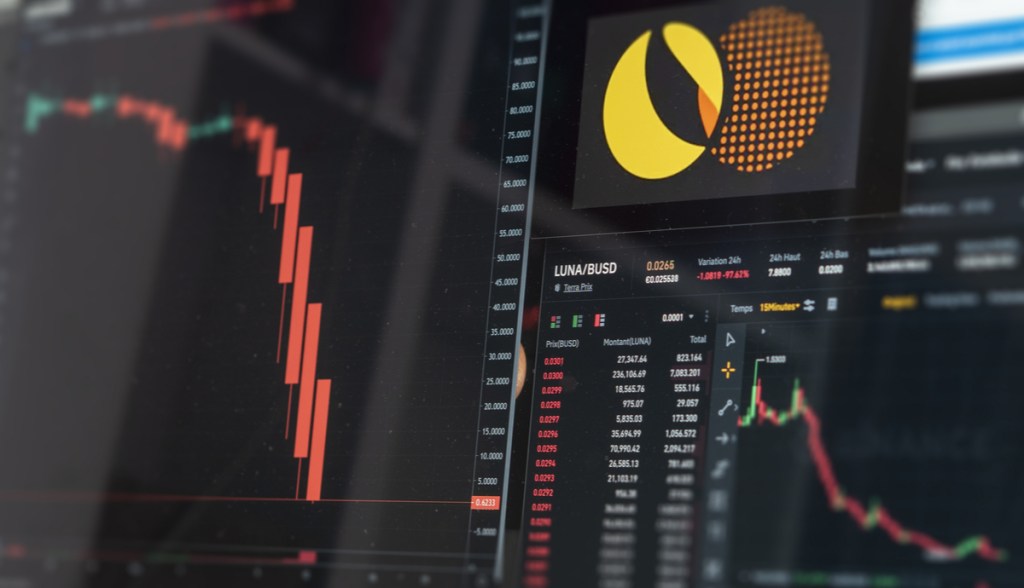 Tela de computador mostra Gráfico de trading Terra Luna