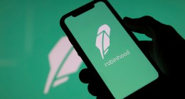 Celular com logo do aplicativo Robinhood com fundo com mesmo logo