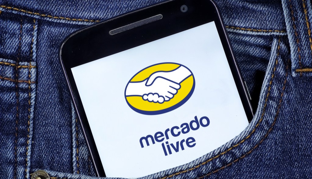 Celular no bolso de trás de calça jeans mostra logo do Mercado Livre.jpg