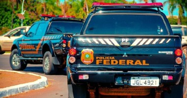 Dois carros da polícia federal do Brasil em movimento 1