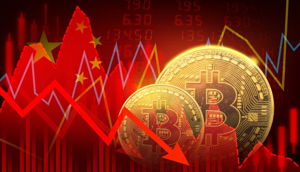 Gráfico de mercado em vermelho fundido com moedas de bitcoin