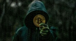 Hacker segurando moeda bitcoin