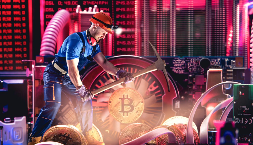 Homem cavando uma placa de computador com uma picareta - -imagem ao fundo de moeda de bitcoin