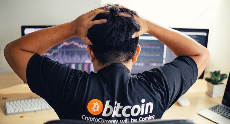 Imagem da matéria: Manhã Cripto: Preço do Bitcoin (BTC) despenca mais de 4% após regulador dos EUA adiar decisão sobre ETFs