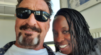 Imagem da matéria: Viúva de John McAfee não acredita no suicídio do marido e há um ano luta por nova autópsia