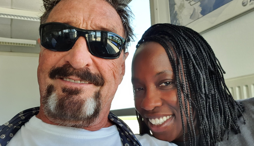 Imagem da matéria: Viúva de John McAfee não acredita no suicídio do marido e há um ano luta por nova autópsia