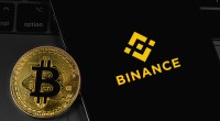 Logo da Binance na tela do smartphone com bitcoin ao lado