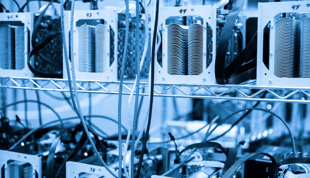 Imagem da matéria: Para enfrentar crise, mineradores vendem mais bitcoin do que produzem