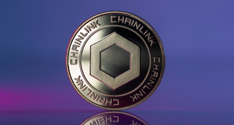 Moeda prateada da Chainlink com reflexo em um fundo roxo