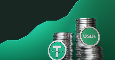 Moedas da stablecoin Tether à frente de um gráfico do mercado financeiro ascendente