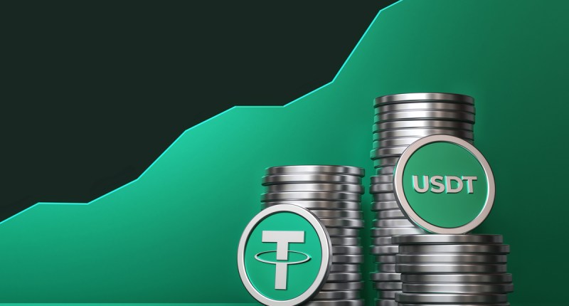 Moedas da stablecoin Tether à frente de um gráfico do mercado financeiro ascendente