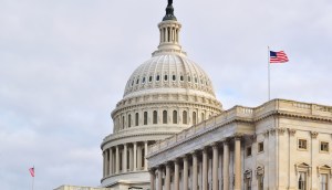 Prédio do Capitólio, o Congresso dos Estados Unidos, com bandeira.jpg