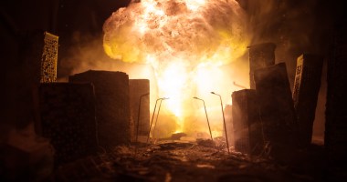 Conceito de apocalipse de guerra nuclear. Explosão de bomba nuclear na cidade. Cidade destruída pela guerra atômica