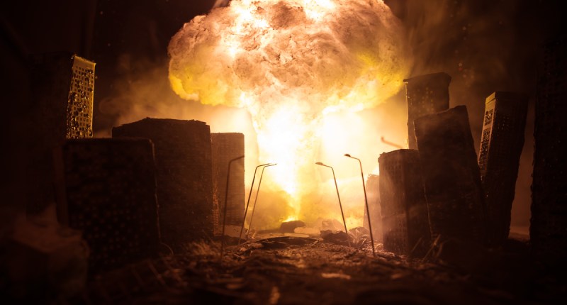 Conceito de apocalipse de guerra nuclear. Explosão de bomba nuclear na cidade. Cidade destruída pela guerra atômica