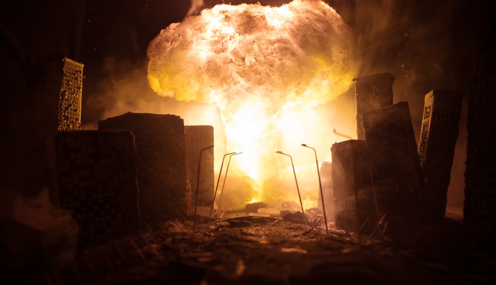 Conceito de apocalipse de guerra nuclear. Explosão de bomba nuclear na cidade. Cidade destruída pela guerra atômica