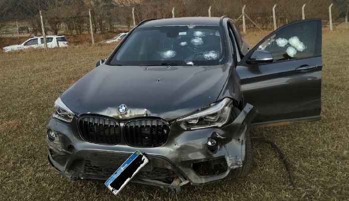 carro BMW azul de sócio da Arbcrypto com marcas de tiros