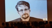 Edward Snowden aparece em telão montado em conferẽncia