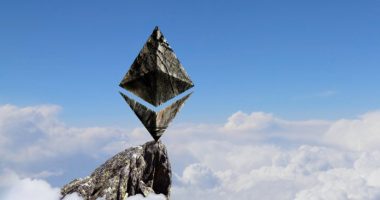 Logo do Ethereum é exibido com uma textura de pedra no topo de uma montanha, acima das nuvens