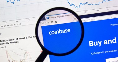 lupa mostra o logo da coinbase em uma tela de computador