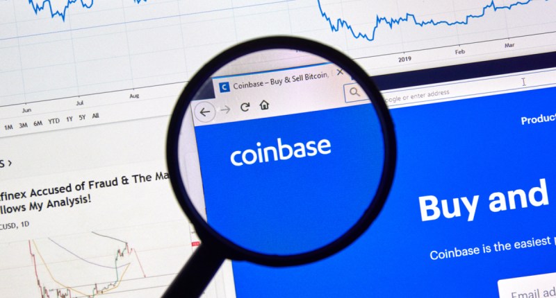 lupa mostra o logo da coinbase em uma tela de computador