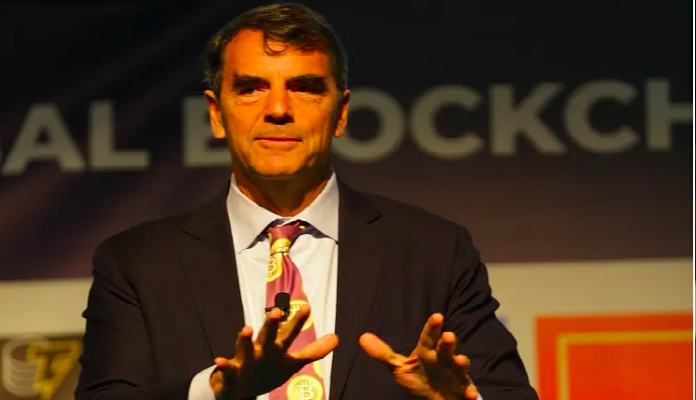 tim draper veste gravata com tema do bitcoin em evento Global Blockchain Forum 1