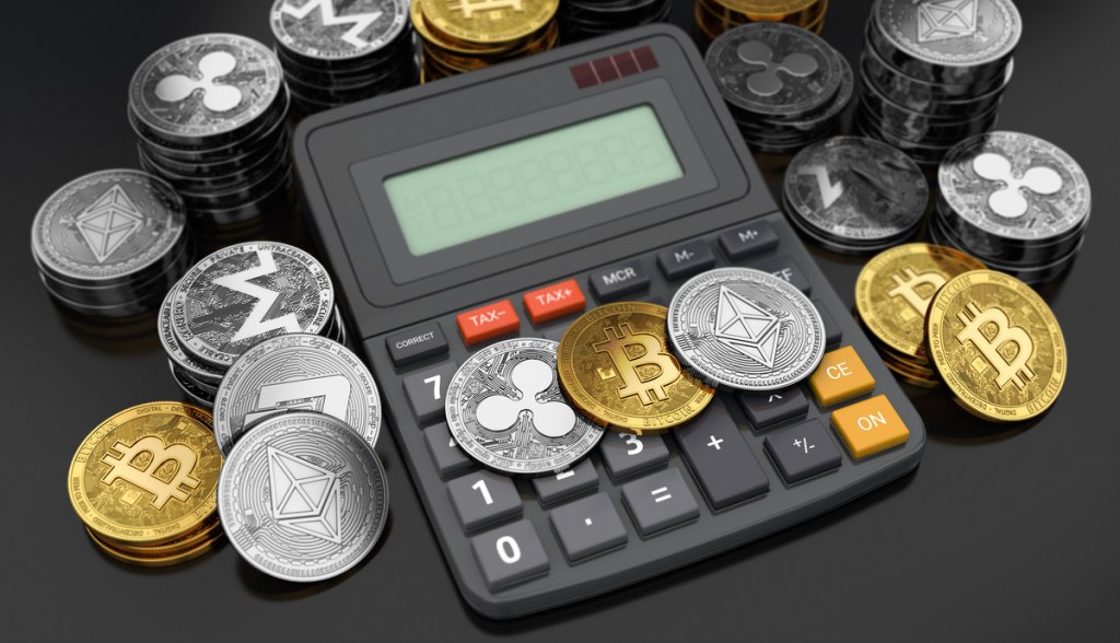 várias criptomoedas e uma calculadora sob uma mesa.jpg