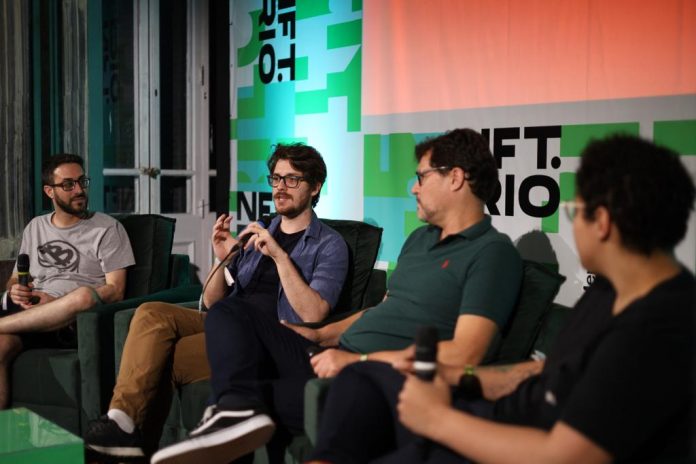 A aplicação dos NFTs no mundo dos jogos foi o centro do debate na tarde deste domingo (3) no NFT.Rio em painel que reuniu os especialistas Carlos Estigarribia, Ivan Duffles, Heloísa Passos e Danilo Matos. Foto: Saori Honorato