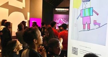 Imagem da matéria: Crianças do Chapadão visitam NFT.Rio para ver seus desenhos transformados em NFT em exposição