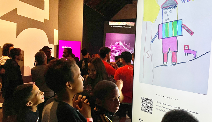 Imagem da matéria: Crianças do Chapadão visitam NFT.Rio para ver seus desenhos transformados em NFT em exposição