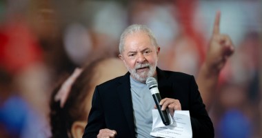 Ex-presidente do Brasil, Luis Inácio Lula da Silva, falando ao microfone em evento