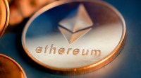 Foco em uma moeda dourada de Ethereum (ETH)