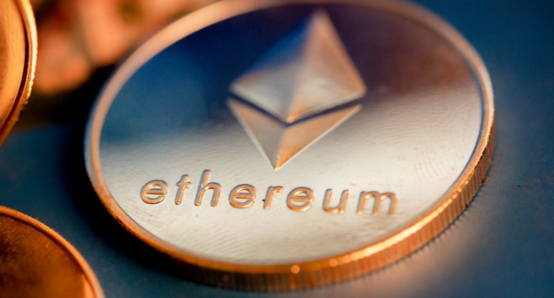 Foco em uma moeda dourada de Ethereum (ETH)