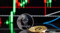 Moedas de Ethereum e Bitcoin em frente a um gráfico de candles em uma tela