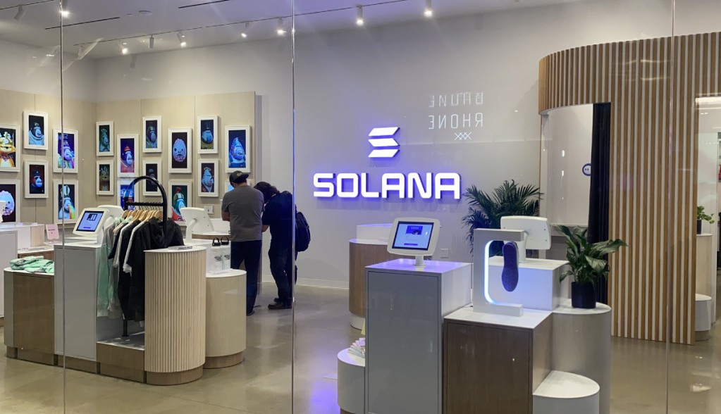 Imagem da matéria: Solana vai fechar as lojas físicas da rede