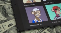 Tela de computador em cima de dólares mostra NFTs bored apes