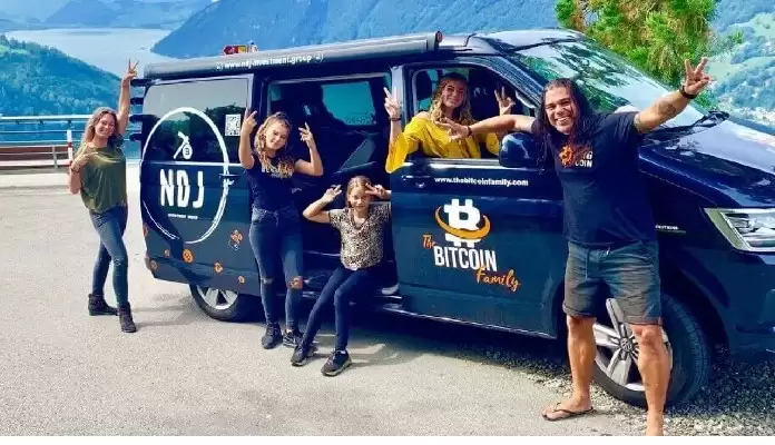 família bitcoin posa para foto em sua van personalizada com logo do bitcoin