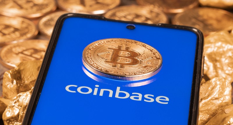 Imagem da matéria: Coinbase deixa de ser a corretora com mais bitcoin do mundo em meio a rumores de insolvência, mostra analista