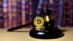 Martelo de juiz e criptomoeda