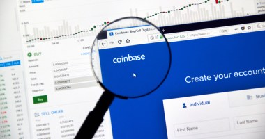 Tela com o logotipo da Coinbase