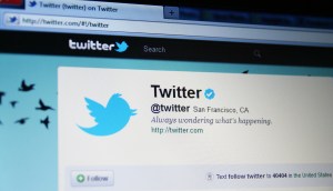 tela de computador exibe página do Twitter