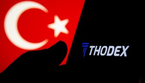 Bandeira da Turquia e uma mão segurando um celular com o logo da extinta corretora de criptomoedas Thodex