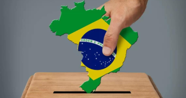 Bandeira do brasil sendo colocada em urna de eleição