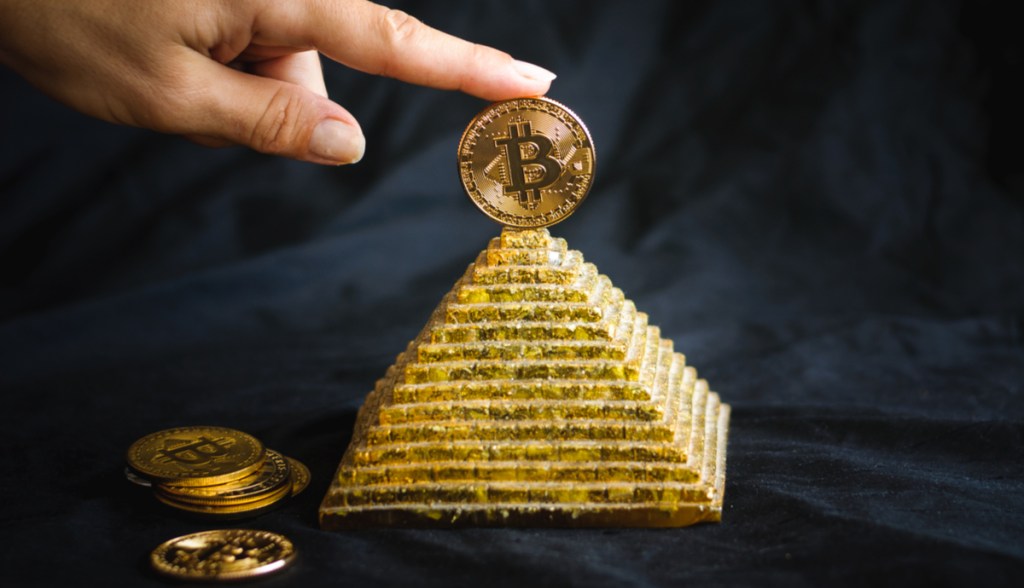 Imagem da matéria: Polícia do DF investiga pirâmide financeira de Bitcoin que deixou prejuízo de R$ 30 milhões