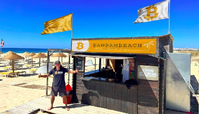 Didi Taihuttu no Bar da Família Bitcoin -Bitcoin Family -em praia de Lagos, Portugal