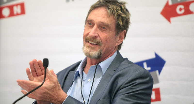 Imagem da matéria: John McAfee ainda está vivo e escondido no Texas, diz ex-namorada em novo documentário da Netflix