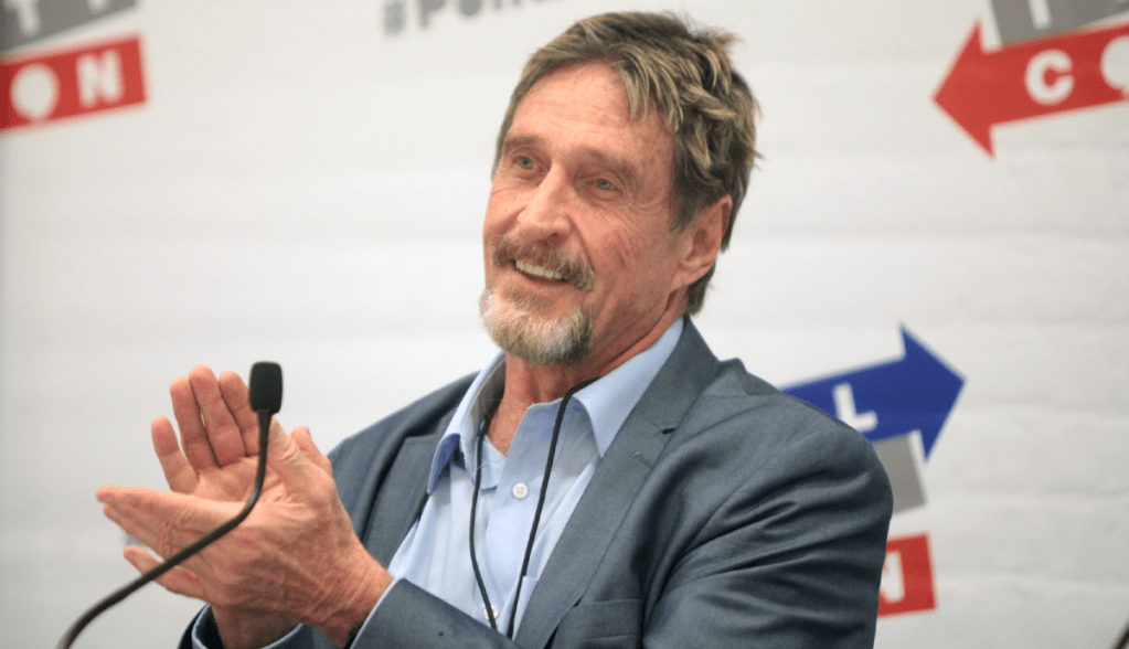 Imagem da matéria: John McAfee ainda está vivo e escondido no Texas, diz ex-namorada em novo documentário da Netflix
