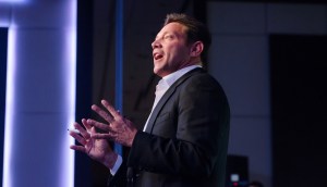 Jordan Belfort de perfil falando em palestra